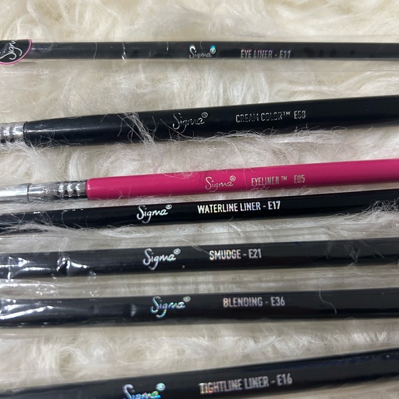 Sigma Beauty Brushes and Two Cases - Picture 10 of 16